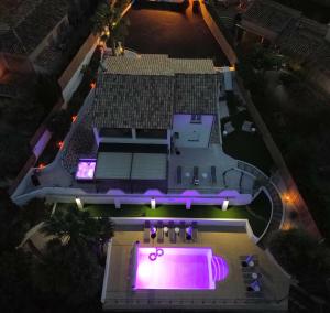 an overhead view of a building with a swimming pool at La Bohem'Azur Villa Golfe St Tropez 170m2 5 chambres Piscine Spa Magnifique Vue Dégagée Déco Bohème Chic in Sainte-Maxime