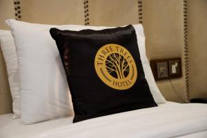 ein schwarz-gelbes Kissen auf einem Bett in der Unterkunft Taj Signature Boutique Hotel Islamabad by LMY Hospitality in Islamabad + 34 Fotos