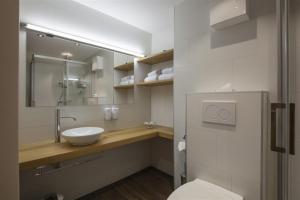 Koupelna v ubytování Hotel Landhaus + 37 fotografií