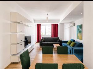 a living room with a couch and a table at MAMAIA SAMMERLAND APARTAMENT 3 camere in Mamaia