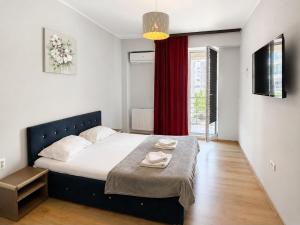a bedroom with a bed and a red curtain at MAMAIA SAMMERLAND APARTAMENT 3 camere in Mamaia