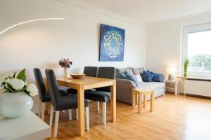 a living room with a table and a couch at Ferienwohnung Seeland in Niendorf