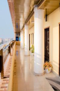 an empty hallway of an office building with columns at Raoul Immobilier JDMK in Brazzaville