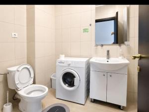 a bathroom with a washing machine and a sink at MAMAIA SAMMERLAND APARTAMENT 3 camere in Mamaia +39 photos