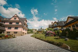 a cobblestone driveway in front of some houses at Pokoje u Borzana in Biały Dunajec