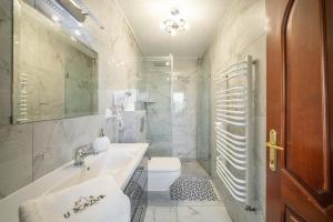 a bathroom with a tub and a toilet and a sink at Pokoje u Borzana in Biały Dunajec