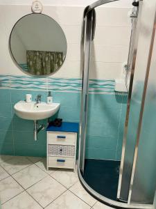 a bathroom with a sink and a mirror at Giovanna dei Rocca - appartamento sul mare in Riomaggiore