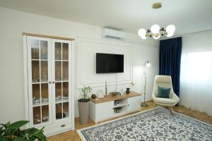 a white room with a desk and a chair at Ari's Arpartament in Beiuş