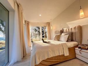 a bedroom with a large bed and a window at ORNI House in Hazlov