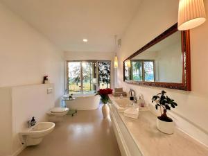 a bathroom with two toilets and two sinks and a mirror at ORNI House in Hazlov