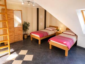two beds in a room with a staircase at Fehn Appartement II - Stay Apartment nahe Zentrum, Küche, Parkplatz & Highspeed WLAN in Papenburg