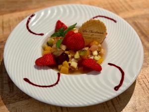 un piatto di cibo con fragole su un tavolo di Logis Hôtel les Chatelminés a La Bresse Altre 90 foto
