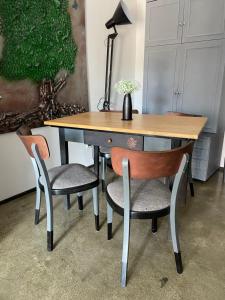 a desk with two chairs and a table with a vase on it at Villa Karabelli in Búč