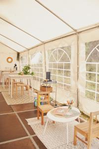 ein Zelt mit Tischen und Stühlen in der Unterkunft Cocooning Tipi - Seignosse in Seignosse