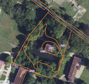 an overhead view of a map of a park at Donjon de Saintines - gîte 6 adultes 3 enfants - monument historique in Saintines