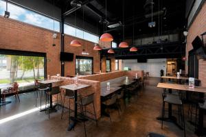 a restaurant with tables and chairs in a room at City Express by Marriott Monterrey Aeropuerto in Monterrey
