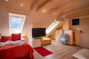a room with a bed and a flat screen tv at Villa del Mar in Niechorze