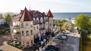 an aerial view of a large building with cars parked outside at Villa del Mar in Niechorze