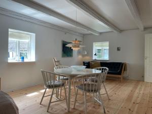 a dining room with a table and chairs at Davinde Gæstgiveri in Odense