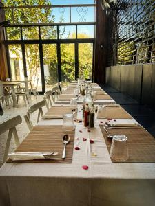 In einem Restaurant ist ein langer Tisch aufgestellt. in der Unterkunft Sunbirds Lodge Chobe in Kasane