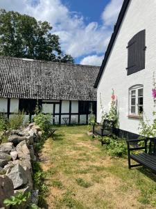 a white building with a bench in front of it at Davinde Gæstgiveri in Odense