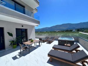 a patio with a table and chairs and a grill at Central Luxury Rooms in Alikanas