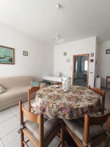 a dining room with a table and chairs at Tra mare e vigneti in Ortona