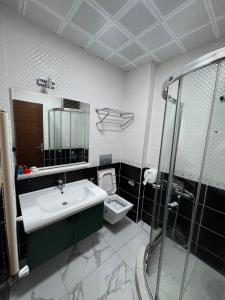 a bathroom with a sink and a toilet at Fındıkoğlu Otel in Çaykara +35 photos