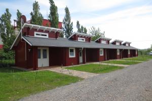 ein rotes Gebäude an der Straßenseite in der Unterkunft Pension am Sundhäuser See in Nordhausen