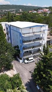 an apartment building with a car parked in front of it at Yapart in Utjeha