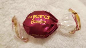 a red wrapper with the words inferior lobster on it at Calma Apartments Gattendorf in Gattendorf
