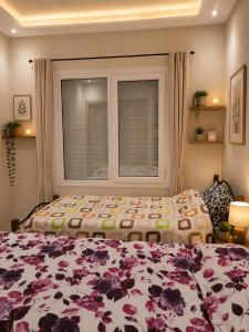a bedroom with a bed and a window at Résidence Haute Standing Corniche in Martil
