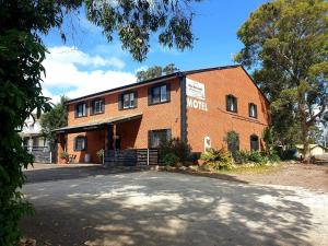 a red brick building with a sign on it at Bay & Basin in Sanctuary Point