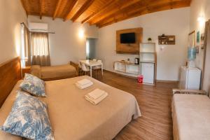 a room with a bed with two towels on it at Raíces in Puerto Pirámides