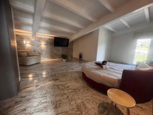 duży pokój z łóżkiem i kanapą w obiekcie Ballaretthouse B&B w mieście Luzzi +24 zdjęcia