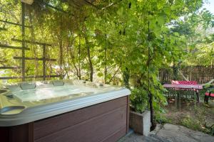 a bath tub sitting next to a tree at Maison Serra - Jacuzzi, Sauna in Collioure