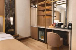Un pat sau paturi într-o cameră la Erba Hotel