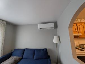 a living room with a blue couch in a room at Le Milka II in Longueuil +7 photos