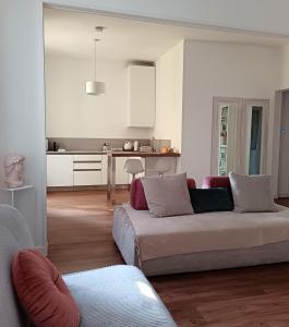 a living room with a couch and a kitchen at Lodge 46 Luxury Apartment in Marghera
