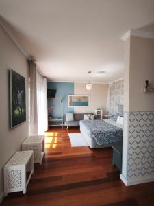 a bedroom with a bed and a couch at Bluegreen in Arco da Calheta