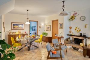 a dining room and living room with a table and chairs at Cà 'd Langa B&B in Treiso