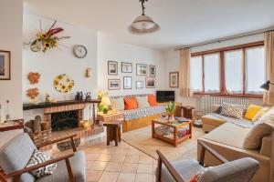 a living room filled with furniture and a fireplace at Cà 'd Langa B&B in Treiso