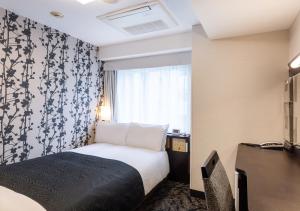 a hotel room with a bed and a window at APA Hotel Kyoto Eki Horikawadori in Kyoto +108 photos