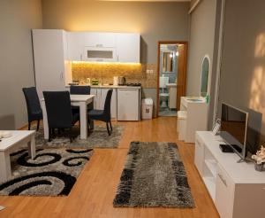 a living room with a table and a kitchen at Apartmani Lazaro in Višegrad