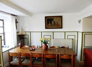 jadalnia z drewnianym stołem i krzesłami w obiekcie Akanthos Hotel w mieście Ierissós