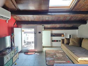 a living room with a couch and a tv at B&B22 Gammarana - Stazione Teramo in Teramo