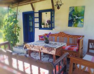 a room with a table and a chair and a mirror at Tündérkert vendégház in Sînsimion