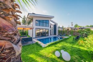 a house with a swimming pool and a yard at Nish Vadi Villas in Sapanca