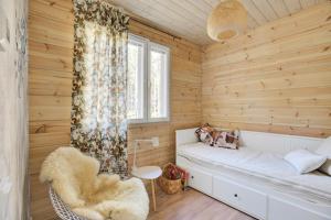 a small room with a bed and a window at Villa Winter - Valkea Homes in Pyhätunturi