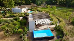 Bazén v ubytování Is Cheas wine farm boutique hotel nebo v jeho okolí